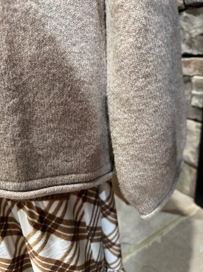 Sleeve and rolled hem detail