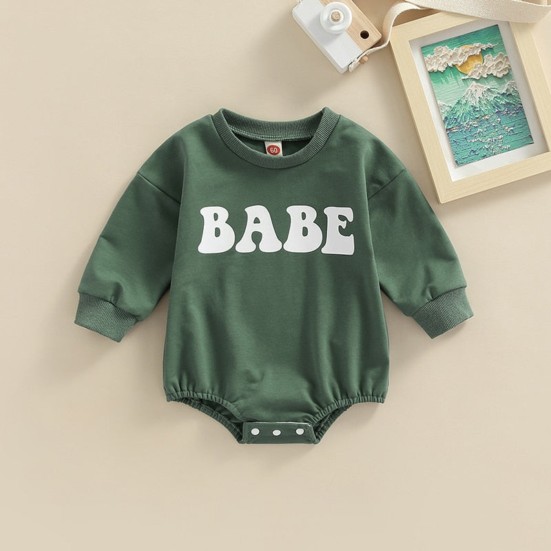 Adorable green long-sleeve BABE bubble romper for baby boys and girls from August + Willow, suitable for 0-3 months.