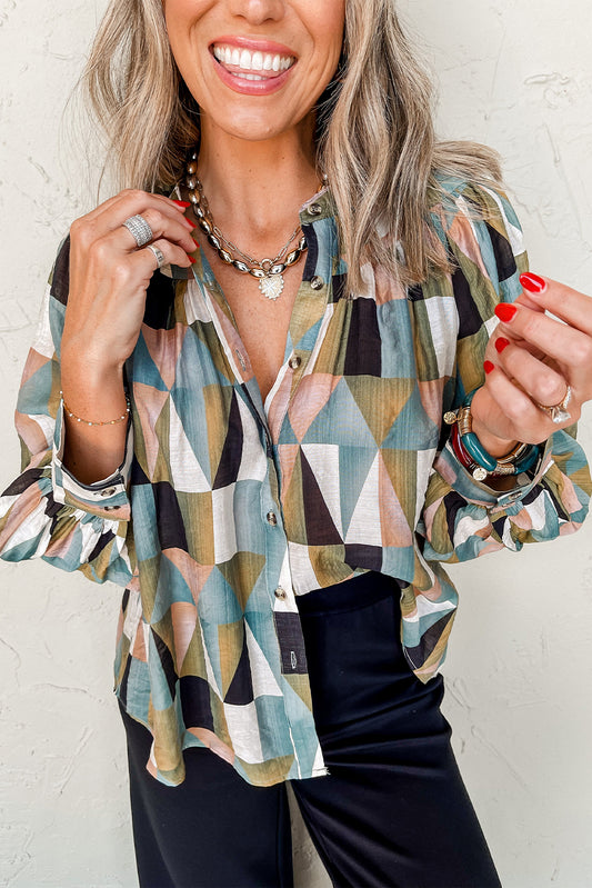 Green geometric print ModestAndDevoted blouse with buttoned balloon sleeves and loose fit, made of viscose and polyamide.