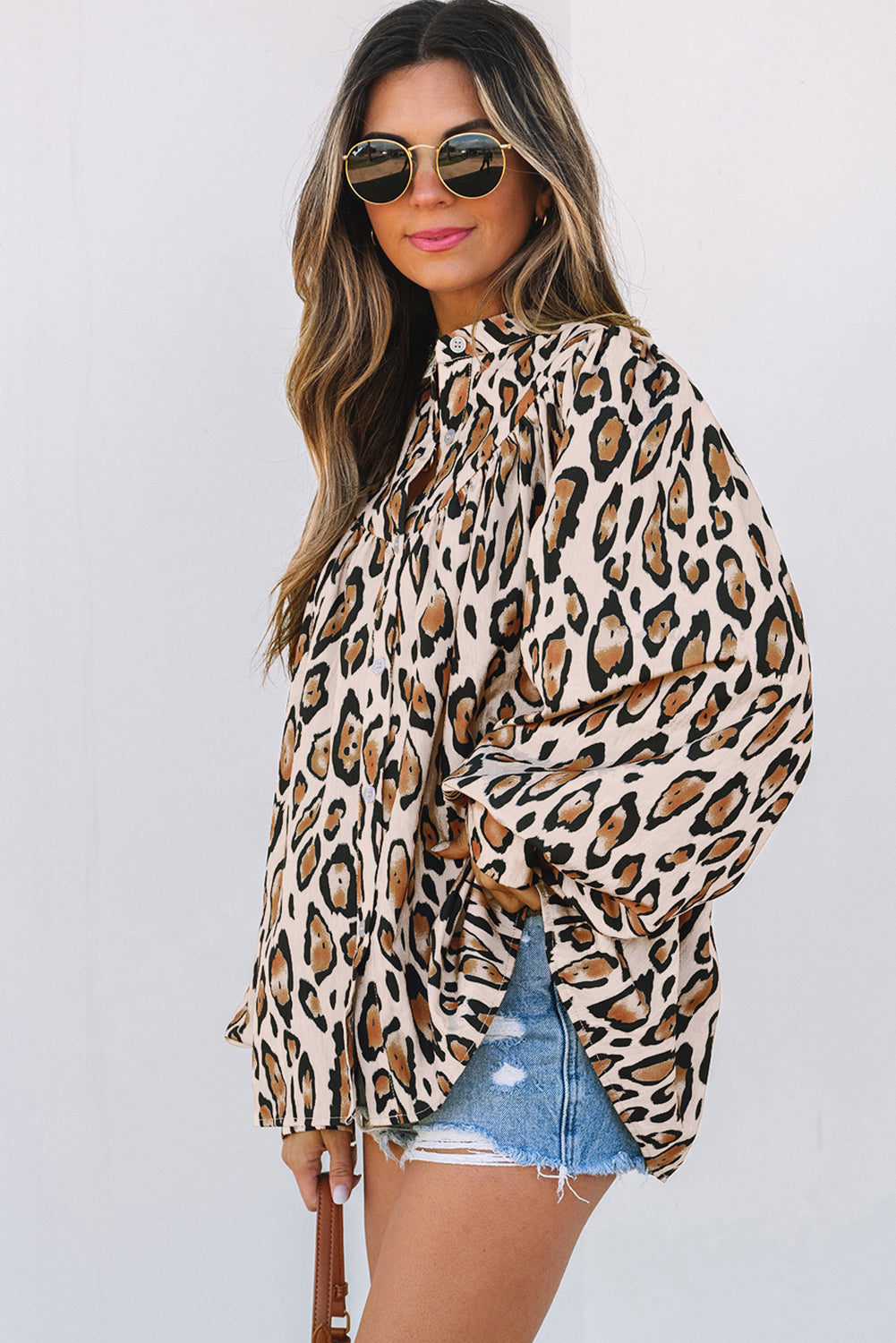 ModestAndDevoted Jet Stream oversized leopard print blouse with balloon sleeves, casual shirt made of lightweight polyester fabric.