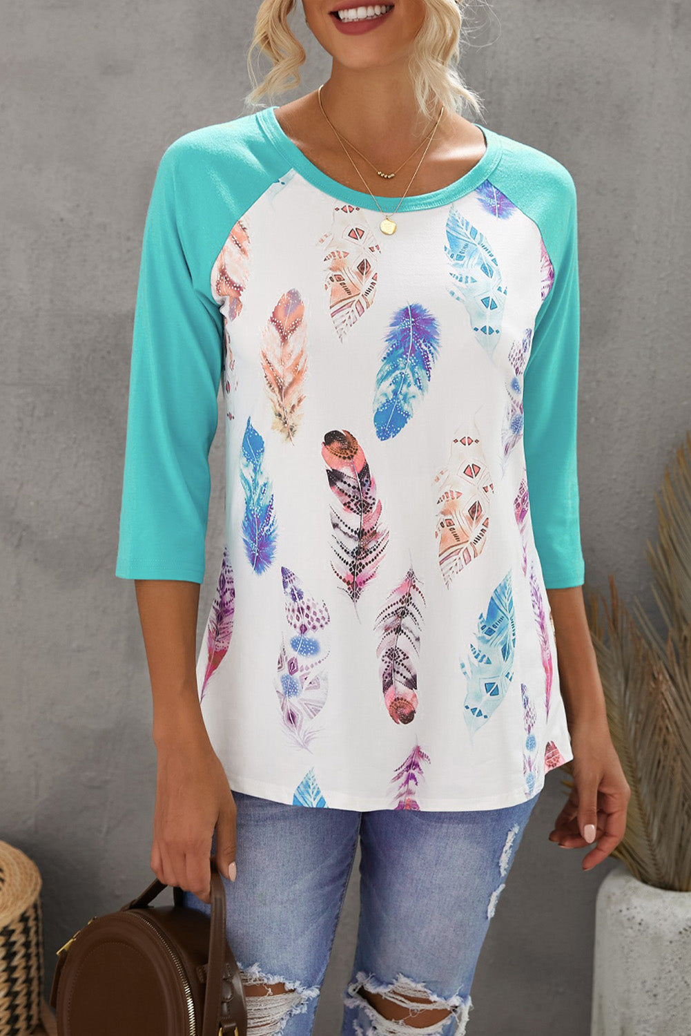 Feather print 3/4 sleeve raglan shirt in soft fabric, featuring a stylish feather pattern and relaxed fit.