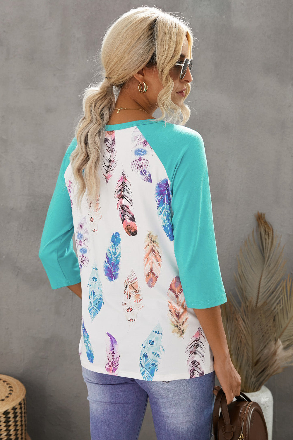 Feather print 3/4 raglan sleeve shirt, lightweight casual top with 3/4 length sleeves and soft fabric in a stylish feather design.